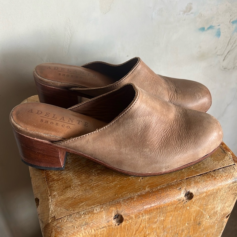 Adelante clogs